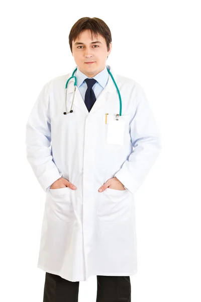 Leende unga läkare i uniform med stetoskop Stockfoto