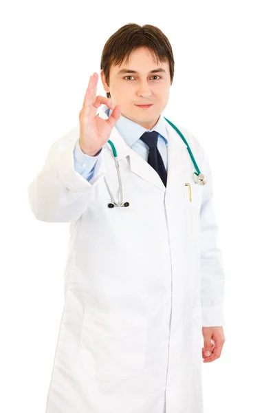 Médecin souriant montrant un geste correct Images De Stock Libres De Droits