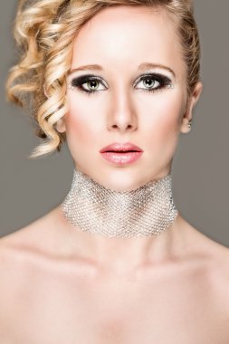 smokey eyes ile güzel kız portresi. düzeltisiz