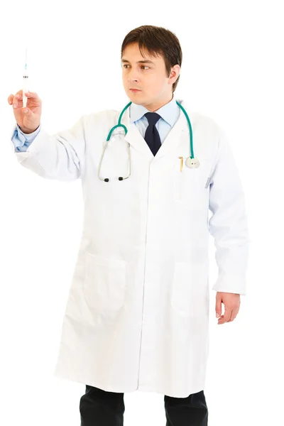 Allvarliga läkare håller medicinsk spruta i handen — Stockfoto