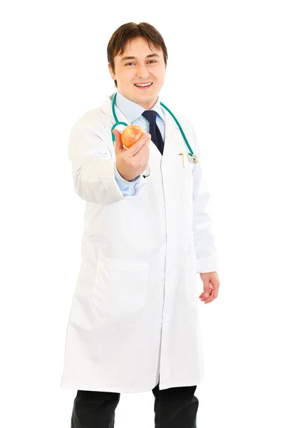 Χαμογελώντας ιατρός κρατώντας μήλο — Φωτογραφία Αρχείου