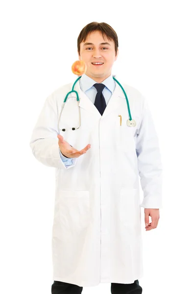 Elma atma gülümseyen tıp doktoru — Stok fotoğraf