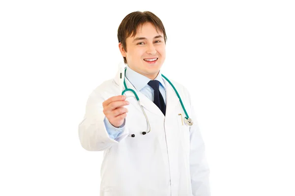 Médico sonriente sosteniendo termómetro médico en la mano — Foto de Stock