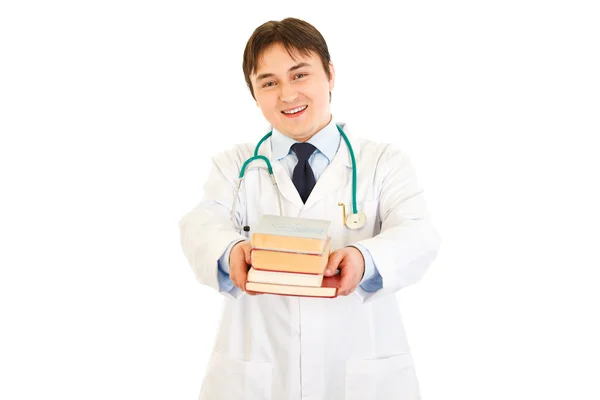 Gülümseyen doktor çeşitli tıbbi tutarak ellerinde kitapları — Stok fotoğraf