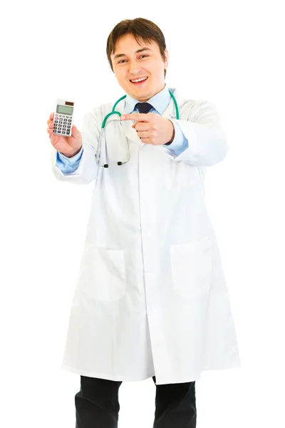 Lächelnder Arzt zeigt mit dem Finger auf Taschenrechner — Stockfoto