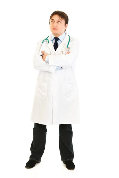 Retrato completo del médico reflexivo con brazos cruzados en el pecho lookin —  Fotos de Stock