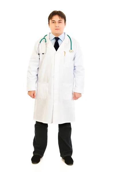 Celovečerní portrét mladého lékaře v uniformě s stetoskop — Stock fotografie
