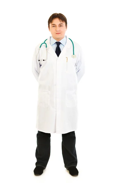 Médico sonriente cogido de la mano detrás de su espalda — Foto de Stock