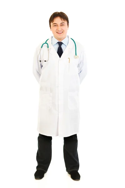 Lachende jonge arts in uniform met stethoscoop — Stockfoto