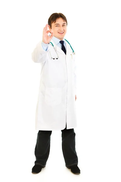 Улыбающийся молодой врач, показывающий хороший жест — стоковое фото