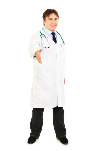 Tıbbi doktor gülümseyerek el için el sıkışma dışarı uzanır — Stok fotoğraf