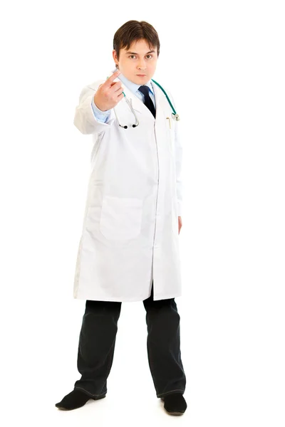 Полнометражный портрет уверенного в себе врача, заказывающего приехать — стоковое фото