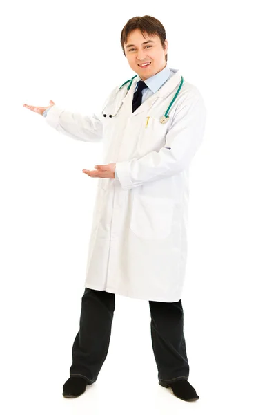 Zapraszamy! pełnej długości portret przyjazny lekarz, zapraszając do cooper — Zdjęcie stockowe