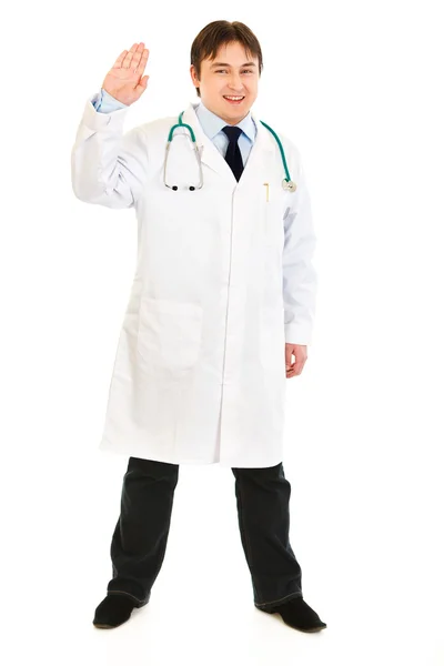 Celovečerní portrét úsměvem lékař zobrazeno oslovení gesto — Stock fotografie