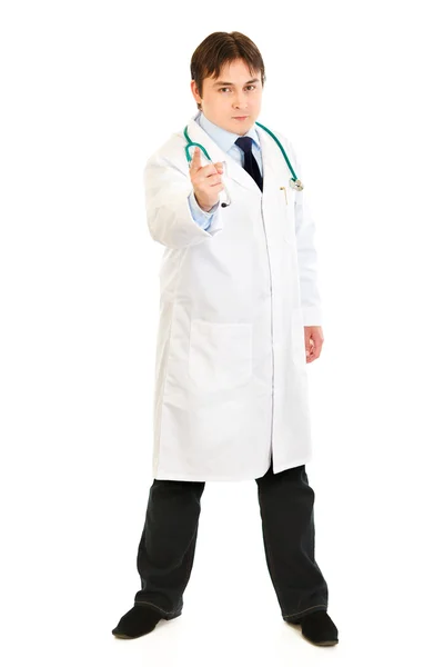 Retrato de comprimento total de médico rigoroso agitando o dedo — Fotografia de Stock