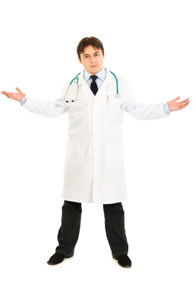 Uśmiechający się lekarza rozprzestrzeniania się rękami od siebie — Zdjęcie stockowe