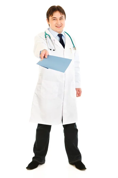 Volledige lengte portret van lachende arts geven medische grafiek — Stockfoto