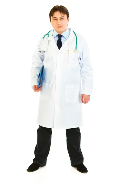 Retrato de comprimento total do médico grave segurando o prontuário na mão — Fotografia de Stock