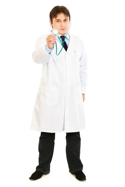 Allvarliga läkare håller upp stetoskop — Stockfoto
