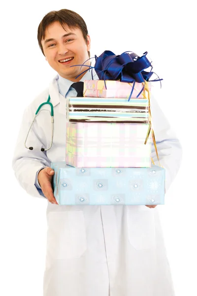 医師の手でプレゼントを保持笑みを浮かべてください。 — ストック写真