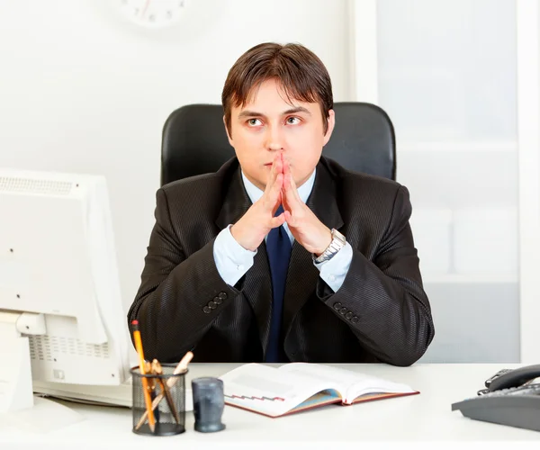 Nadenkend moderne zakenman zitten aan de balie in kantoor — Stockfoto