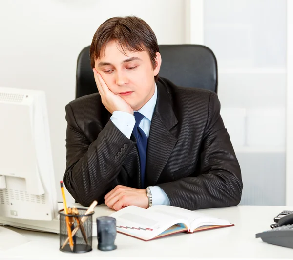Набридливий сучасний бізнесмен сидить за столом в офісі — стокове фото