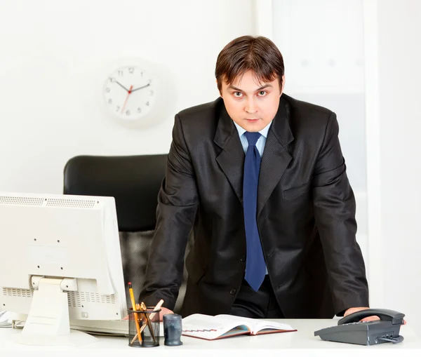 Ofis masa başında duran katı modern iş adamı — Stok fotoğraf