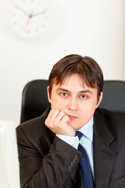 Nachdenklicher moderner Geschäftsmann sitzt am Schreibtisch — Stockfoto