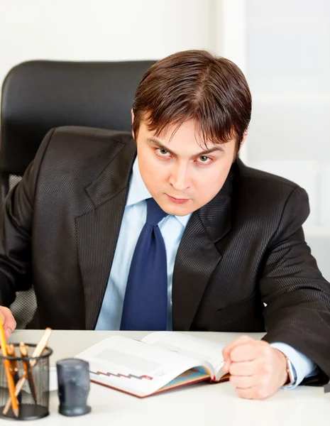 Irritado moderno empresário batendo punho na mesa — Fotografia de Stock