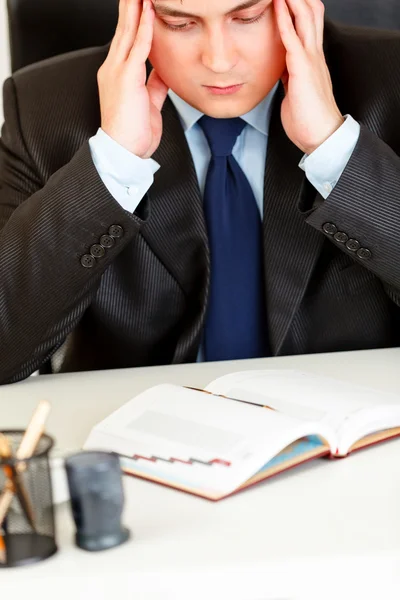Stressad affärsman medveten om närmar sig deadline. närbild. — Stockfoto
