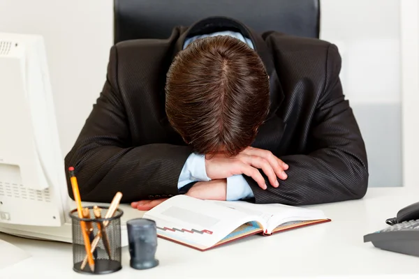 Uomo d'affari stanco che dorme alla scrivania in ufficio — Foto Stock