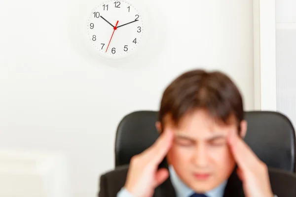 Stressed businessman aware of approaching deadline. Focus on clock — Stock Photo, Image
