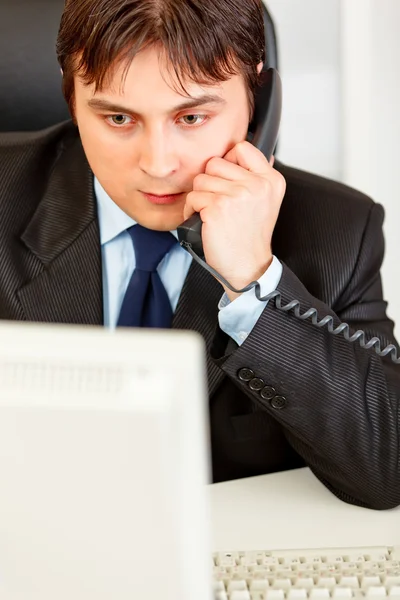 Hombre de negocios concentrado hablando por teléfono móvil — Foto de Stock
