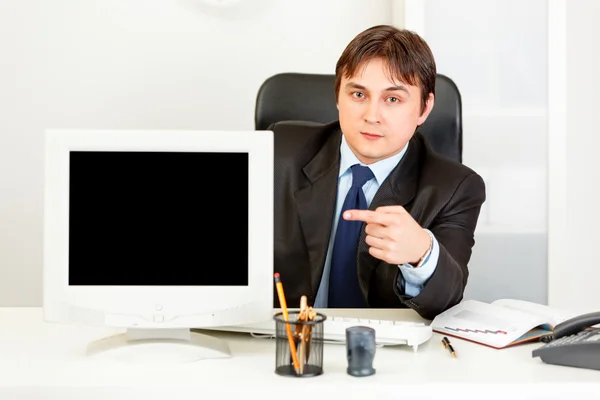 Auktoritära affärsman sitter vid office skrivbord och pekar finger på mo — Stockfoto
