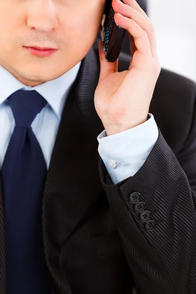 Koncentrerad affärsman talar i mobiltelefon. nära - upp. — Stockfoto