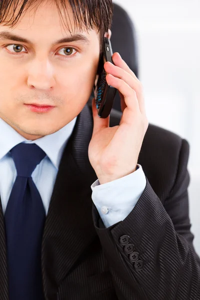 Concentrated businessman talking on mobile phone — Stock Photo, Image