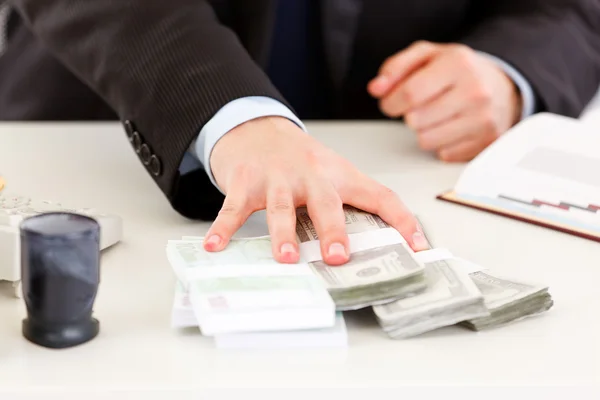 Close-up van zakenman hand geven geld packs — Stockfoto