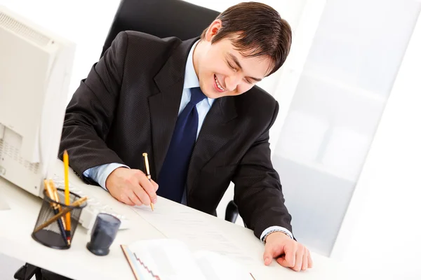 Framgångsrik affärsman underteckna viktiga kontrakt i office — Stockfoto