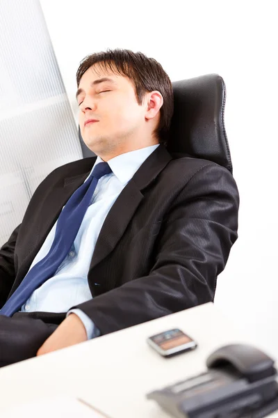 Biznesmen zmęczony śpi na biuro fotel — Zdjęcie stockowe