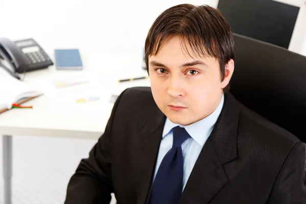 Pensivo homem de negócios moderno sentado na mesa de escritório — Fotografia de Stock