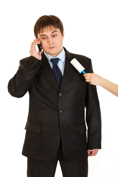 Sekretärin putzt Anzug, während er telefoniert — Stockfoto