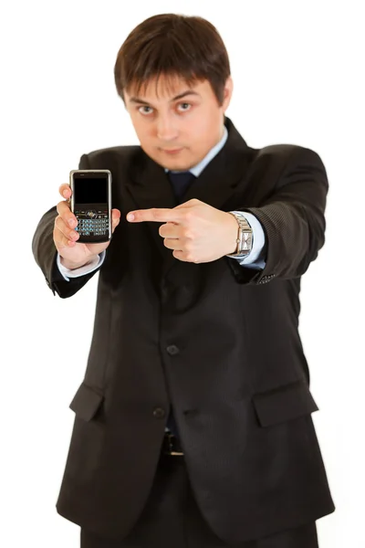 Jistý podnikatel ukazováčkem na mobil s prázdnou obrazovkou — Stock fotografie