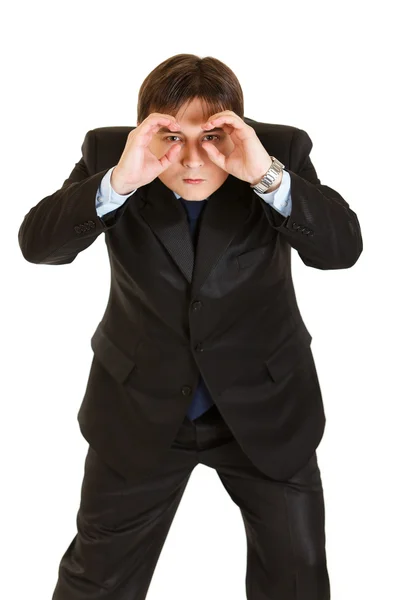 Homem de negócios concentrado fazendo binóculos com as mãos e olhando através — Fotografia de Stock