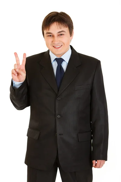 Счастливый молодой бизнесмен показывает победный жест — стоковое фото