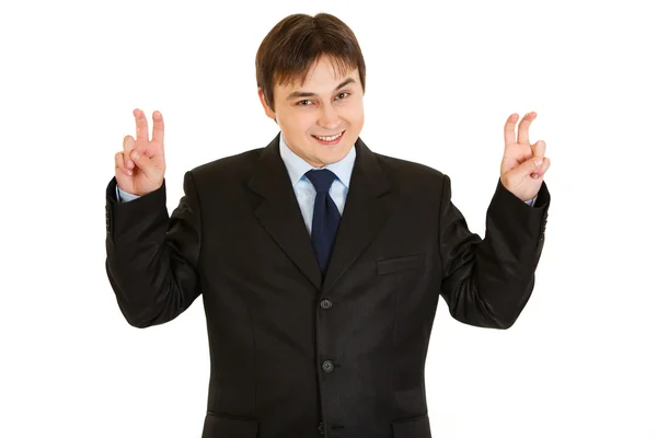 Usměvavý mladý podnikatel ukazující vzduchu uvozovky gesto — Stock fotografie