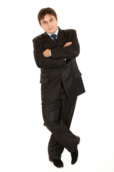 Ganzkörperporträt eines Geschäftsmannes, der sich an etwas lehnt — Stockfoto