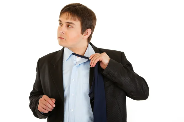 Уставший молодой бизнесмен развязывает галстук. — стоковое фото