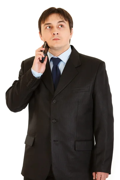 頭で携帯電話を保持しているビジネスマンの集中 — ストック写真