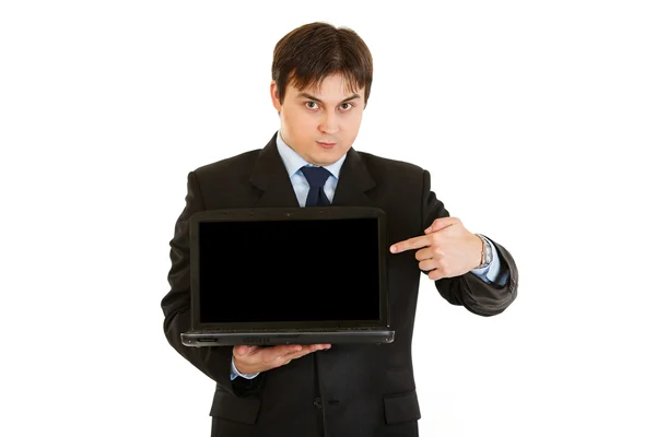 现代商人指手指着笔记本电脑空白屏幕上 — 图库照片