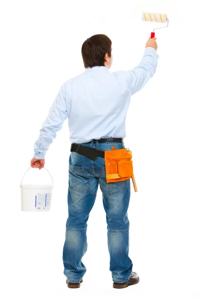 Trabalhador da construção civil com balde e pintura escova. Visão traseira — Fotografia de Stock